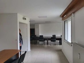 Rue Ledru - Rollin, Suresnes for lease Interior Photo- Image 2 of 5