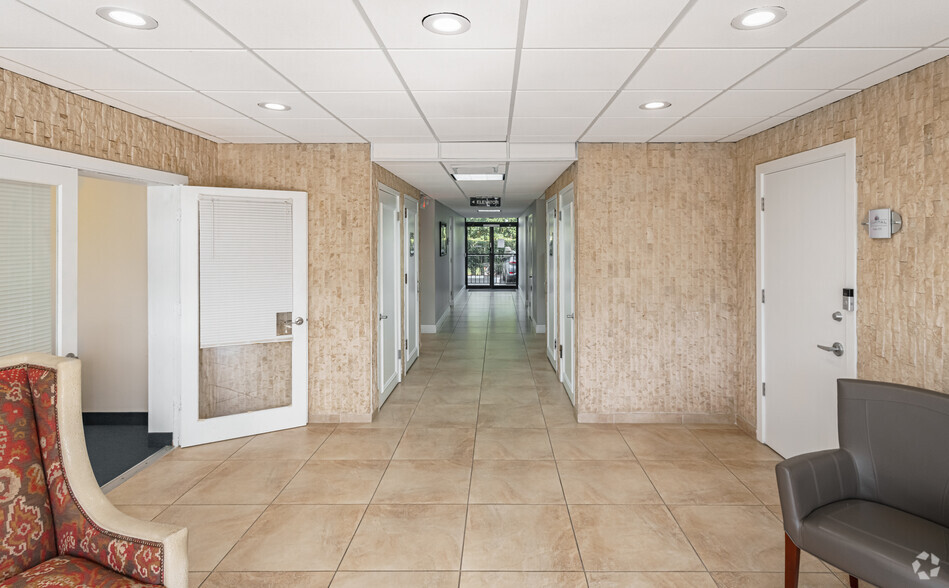 618 US Highway 1, North Palm Beach, FL for lease - Lobby - Image 2 of 8