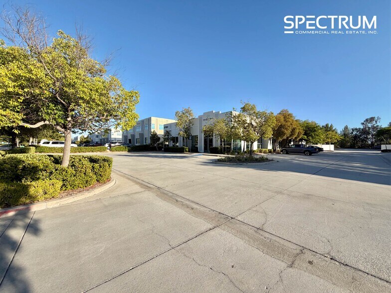 27951 Smyth Dr, Valencia, CA à vendre - Photo du bâtiment - Image 2 de 15