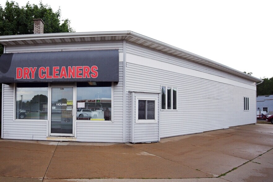 735 W Main St, Waupun, WI for sale - Building Photo - Image 1 of 6