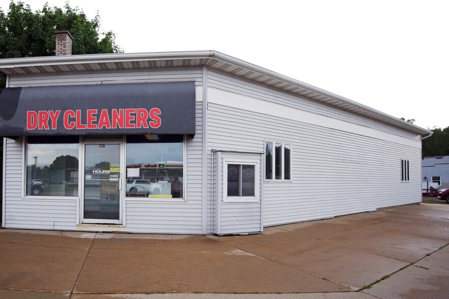 735 W Main St, Waupun, WI for sale - Primary Photo - Image 1 of 6