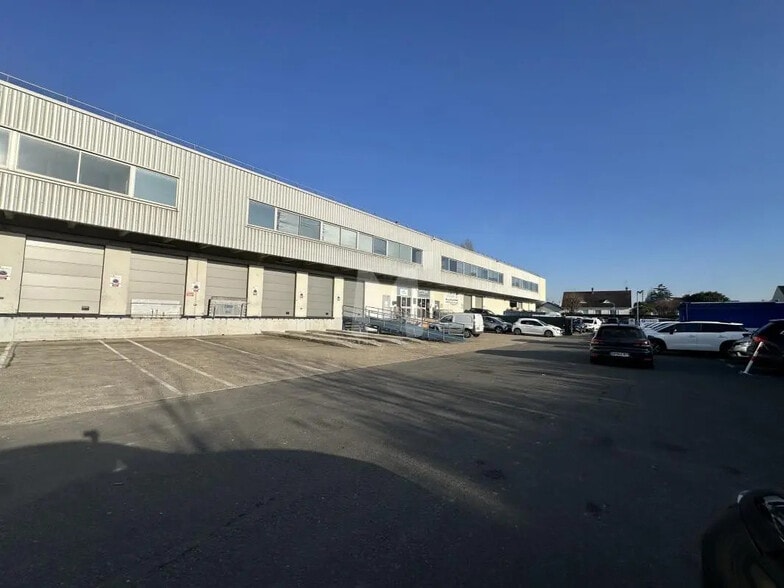 Office in Morangis for lease - Building Photo - Image 2 of 9