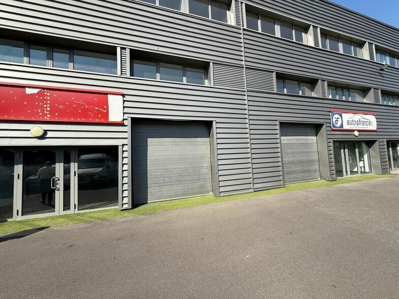 Industrial in Villeneuve La Garenne for lease - Building Photo - Image 3 of 8