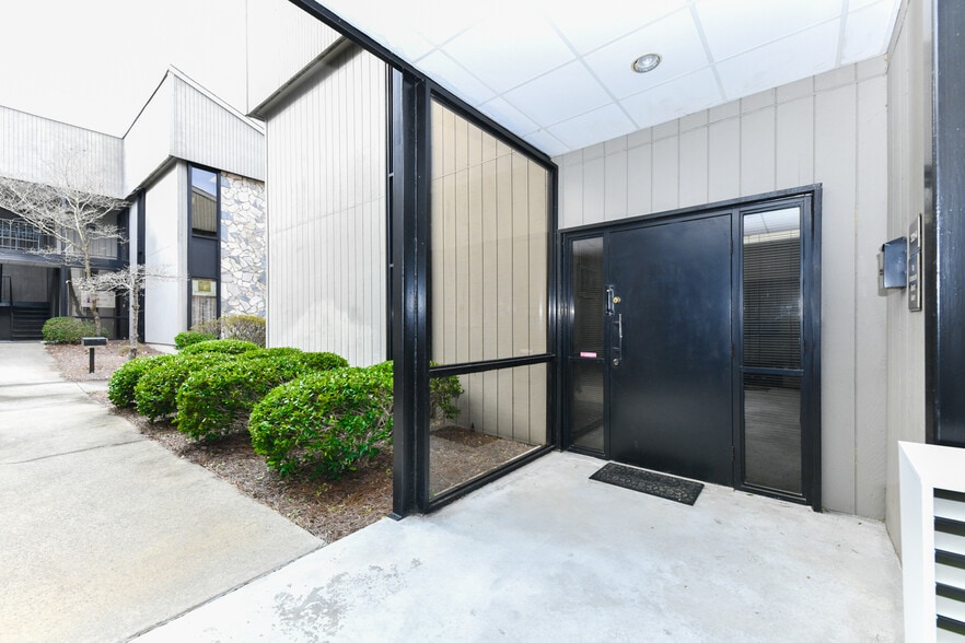 3721 W Market St, Greensboro, NC à vendre - Photo du bâtiment - Image 2 de 3