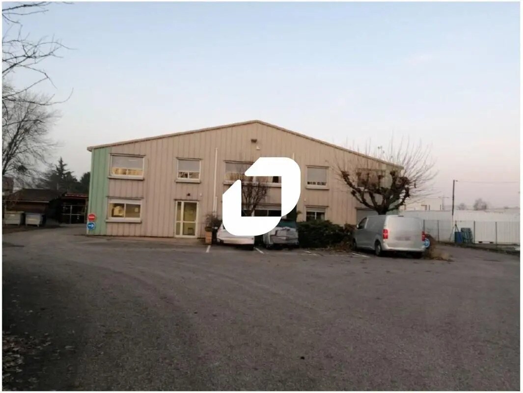 Flex in Trévoux for lease Building Photo- Image 1 of 32