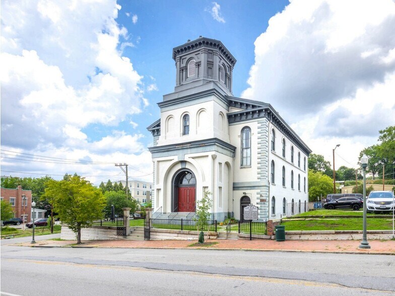 2000 E Broad St, Richmond, VA à vendre - Photo principale - Image 1 de 14