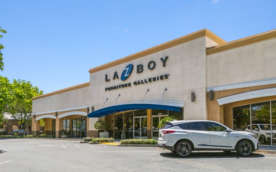 La-Z- Boy portefeuille de 3 propriétés à vendre sur LoopNet.ca - Photo du bâtiment - Image 2 de 5