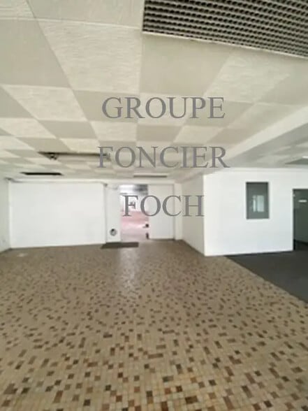 Flex in Lyon for lease - Interior Photo - Image 2 of 5