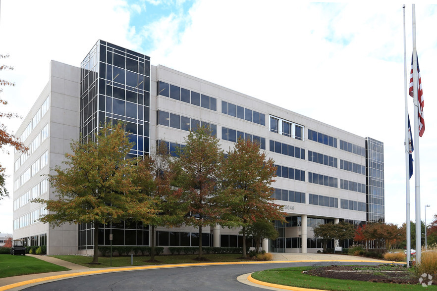 15049 Conference Center Dr, Chantilly, VA for lease - Building Photo - Image 1 of 1