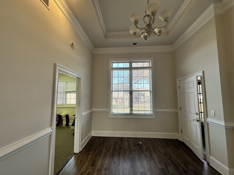 327 Dahlonega St, Cumming, GA for lease - Interior Photo - Image 2 of 12