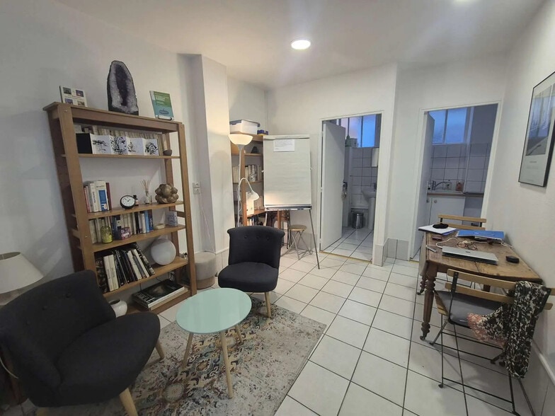 Retail in Paris for lease - Interior Photo - Image 1 of 4