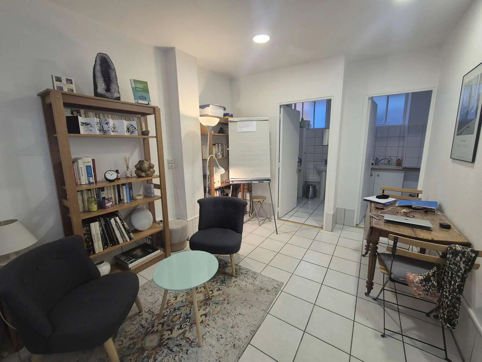 Retail in Paris for lease Interior Photo- Image 1 of 5
