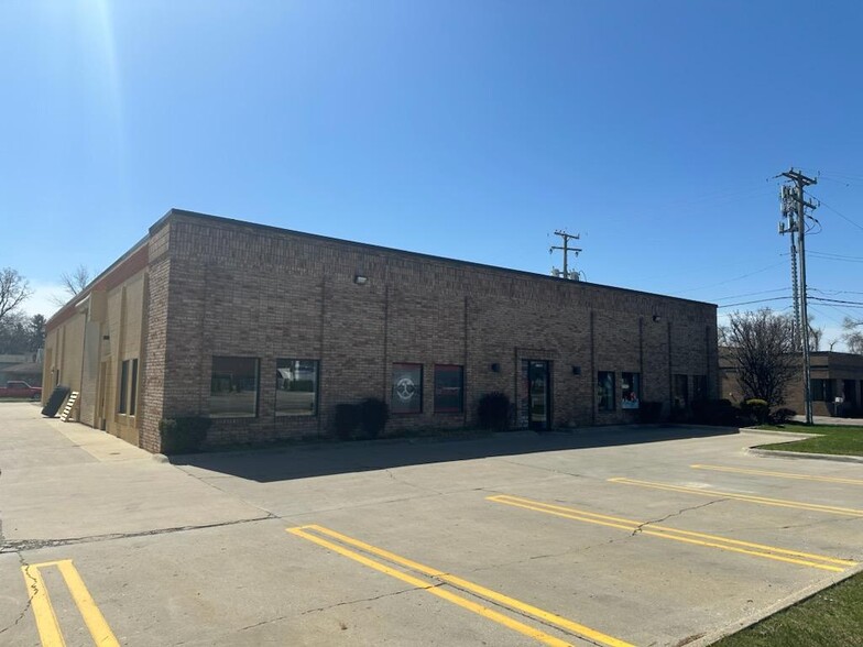 31745-31747 8 Mile Rd, Livonia, MI for lease - Building Photo - Image 2 of 7