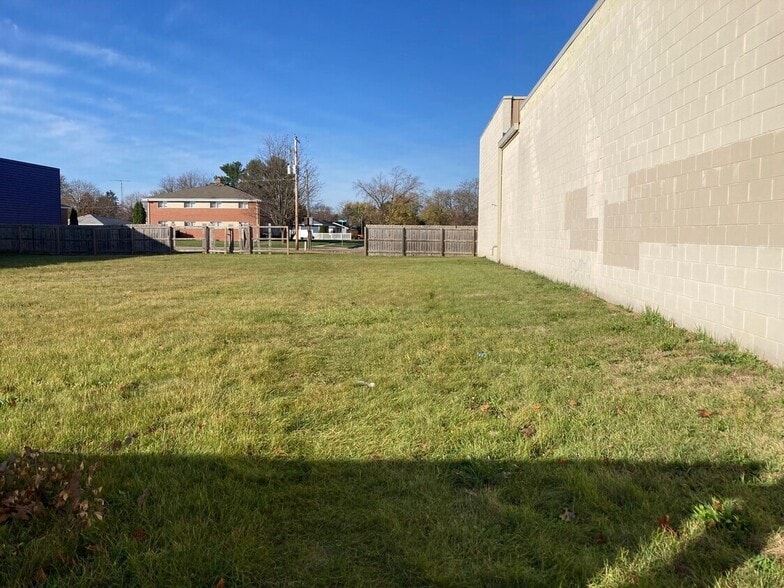 1820-1898 Center Ave, Janesville, WI for lease - Building Photo - Image 3 of 5