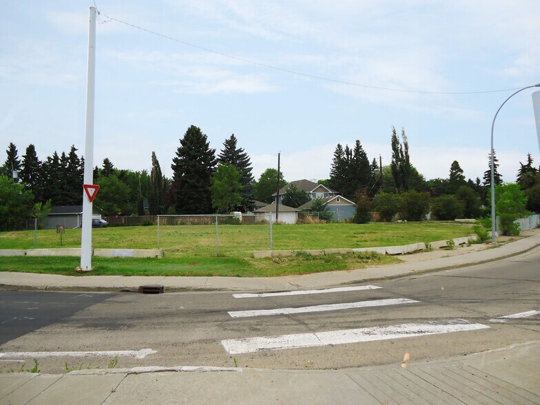 10704 Groat Rd NW, Edmonton, AB à vendre - Photo du bâtiment - Image 1 de 1