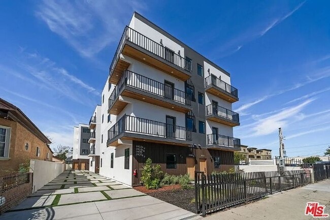 More details for 1933 Magnolia Ave, Los Angeles, CA - Multifamily for Sale