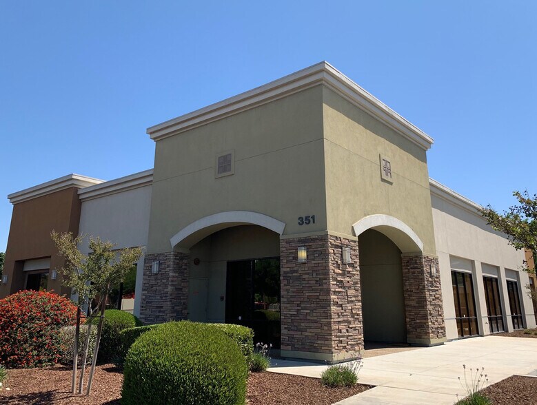 351 Mall Dr, Hanford, CA à vendre - Photo du bâtiment - Image 3 de 4
