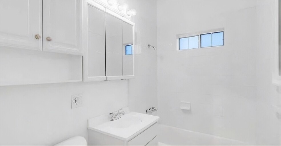 5735 Camerford Ave, Los Angeles, CA for sale - Building Photo - Image 3 of 5