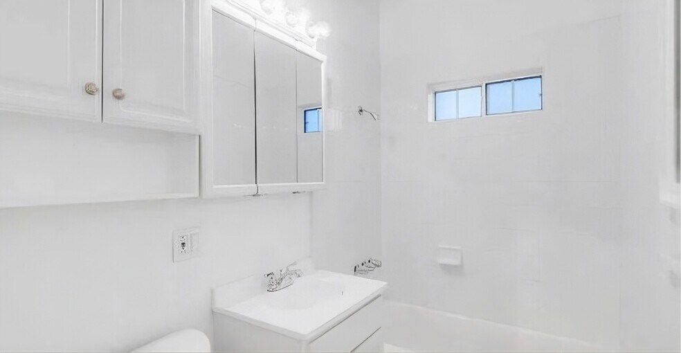 5735 Camerford Ave, Los Angeles, CA à vendre - Photo du bâtiment - Image 3 de 5