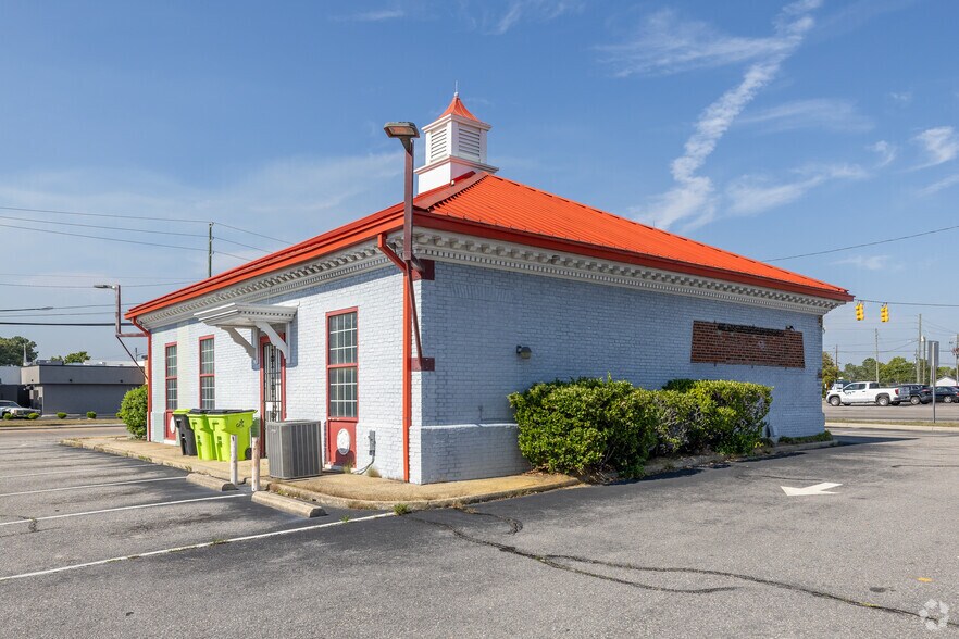 200 Spring Ave, Spring Lake, NC à louer - Photo du bâtiment - Image 3 de 3