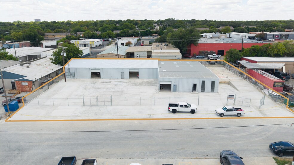 118-122 W Turbo Dr, San Antonio, TX à louer - Photo du bâtiment - Image 2 de 16