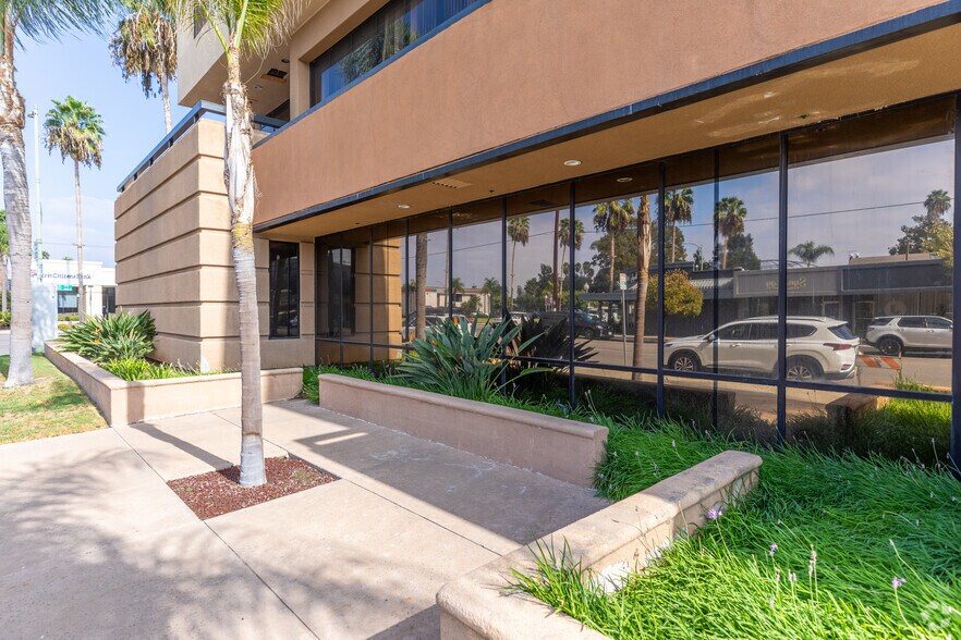 355 W Grand Ave, Escondido, CA à louer - Photo du bâtiment - Image 2 de 5