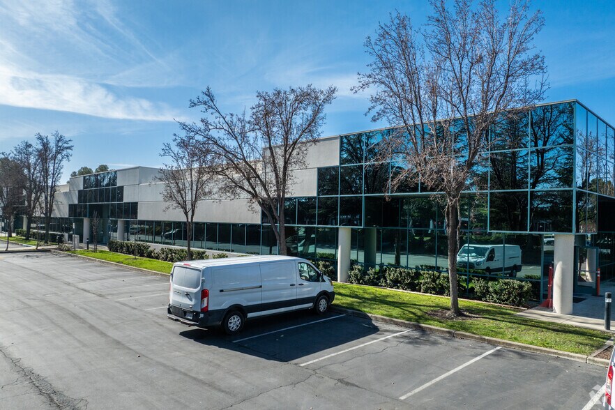 5700 Stoneridge Dr, Pleasanton, CA à louer - Photo du bâtiment - Image 2 de 8