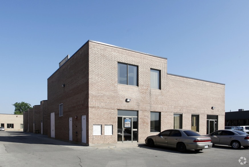 1125 Crestlawn Dr, Mississauga, ON à louer - Photo du bâtiment - Image 2 de 2