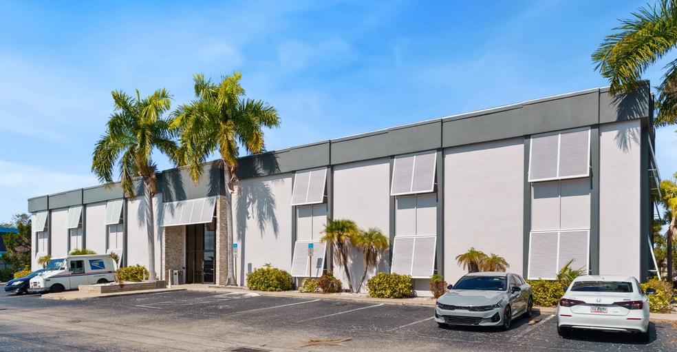 2700 E Bay Dr, Largo, FL à vendre - Photo du bâtiment - Image 2 de 12