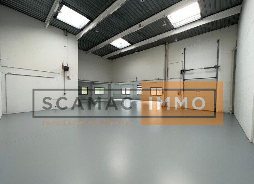 Industrial in Champs-sur-Marne for lease - Building Photo - Image 1 of 9