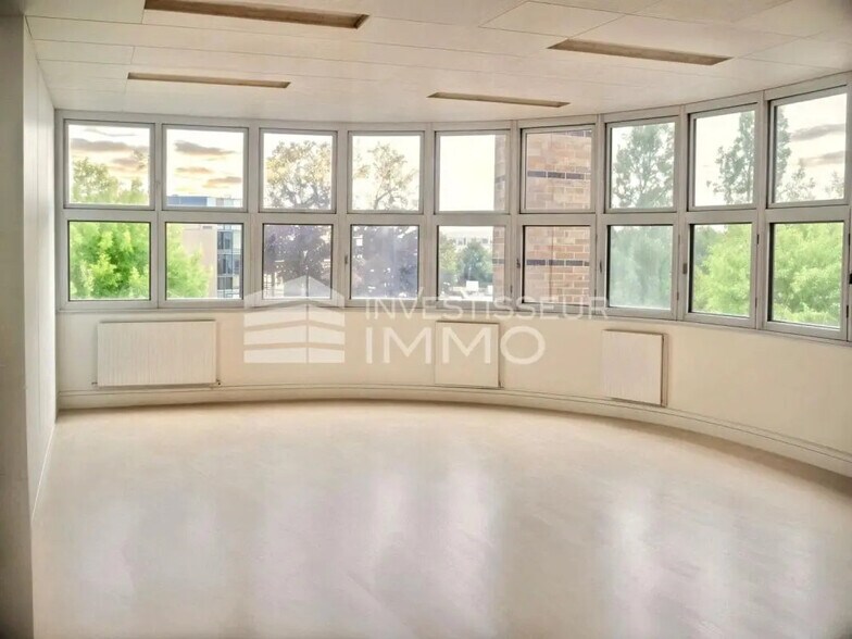 Office in Lognes for lease - Interior Photo - Image 2 of 4