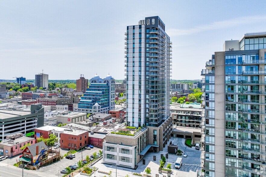 55 Duke St W, Kitchener, ON à louer - Photo du bâtiment - Image 2 de 5