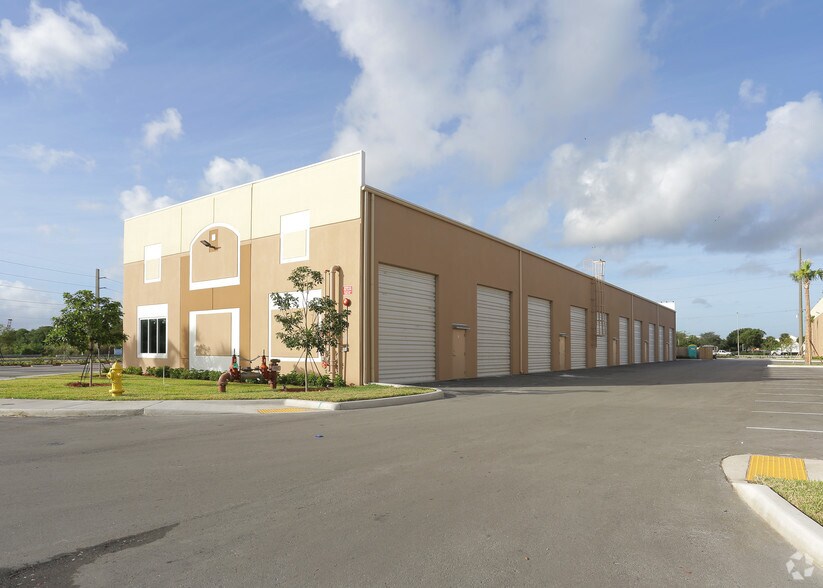 2051 Green Rd, Deerfield Beach, FL à louer - Photo du bâtiment - Image 2 de 5
