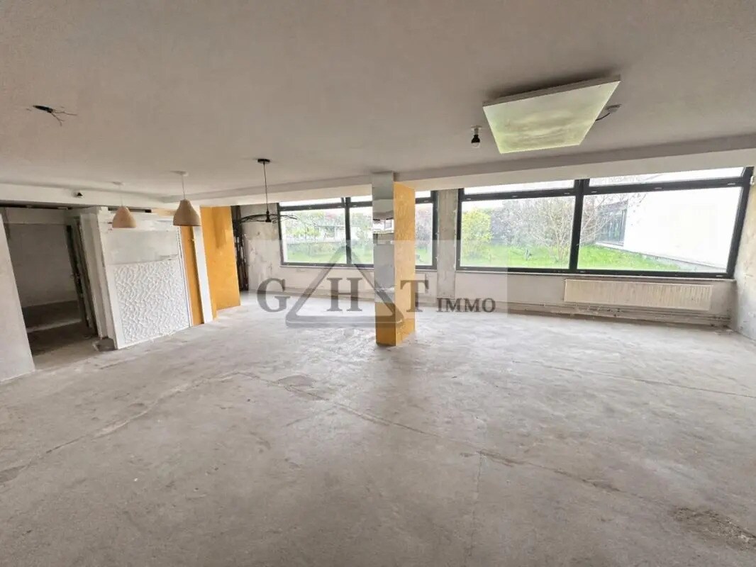 Retail in Alfortville for lease Interior Photo- Image 1 of 8