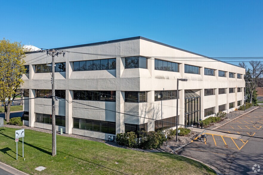 7575 Golden Valley Rd, Golden Valley, MN à louer - Photo du bâtiment - Image 2 de 4