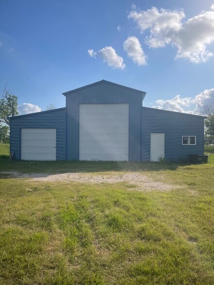 5065 Big Bend Ln, Boling, TX à vendre - Photo du bâtiment - Image 2 de 9