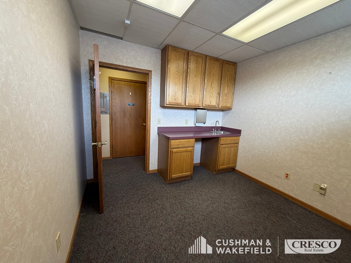 5311 Meadow Lane Ct, Sheffield Village, OH 44035 - Unit 3 - - Interior Photo - Image 2 of 7