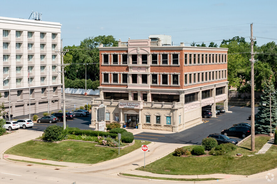 17W300 22nd St, Oakbrook Terrace, IL à vendre - Photo du bâtiment - Image 1 de 1