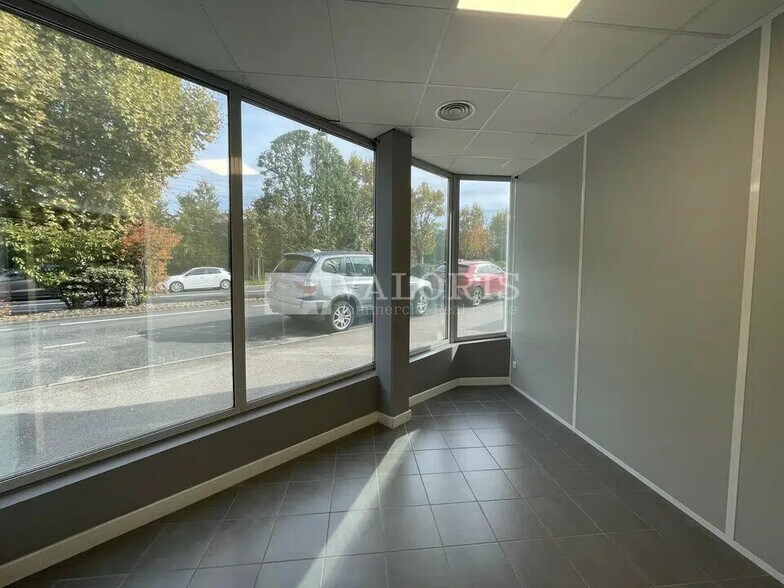 Office in Villefranche-sur-Saône for lease - Building Photo - Image 2 of 8