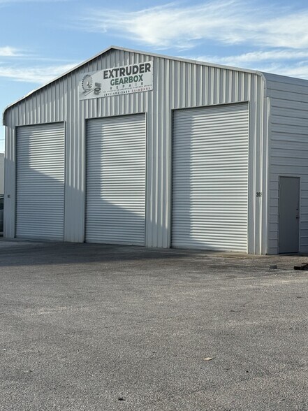 2209 N 40th St, Tampa, FL for lease - Building Photo - Image 2 of 16