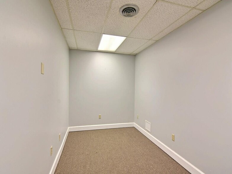 800 20th Pl, Vero Beach, FL for lease - Building Photo - Image 2 of 33