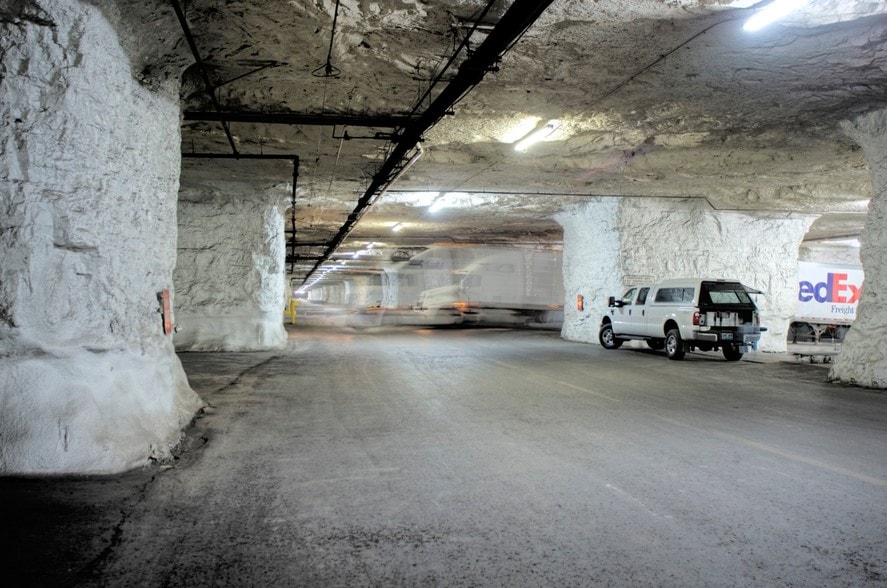 8800 NE Underground Dr, Kansas City, MO for lease - Primary Photo - Image 1 of 2