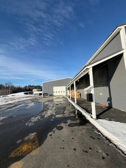 946 US Route 2, Wilton, ME à vendre - Photo du bâtiment - Image 2 de 7