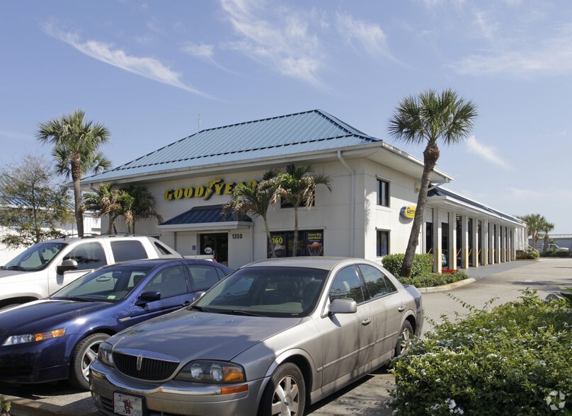 1330 & 1350 W Indiantown Rd portfolio of 2 properties for sale on LoopNet.ca - Building Photo - Image 3 of 3