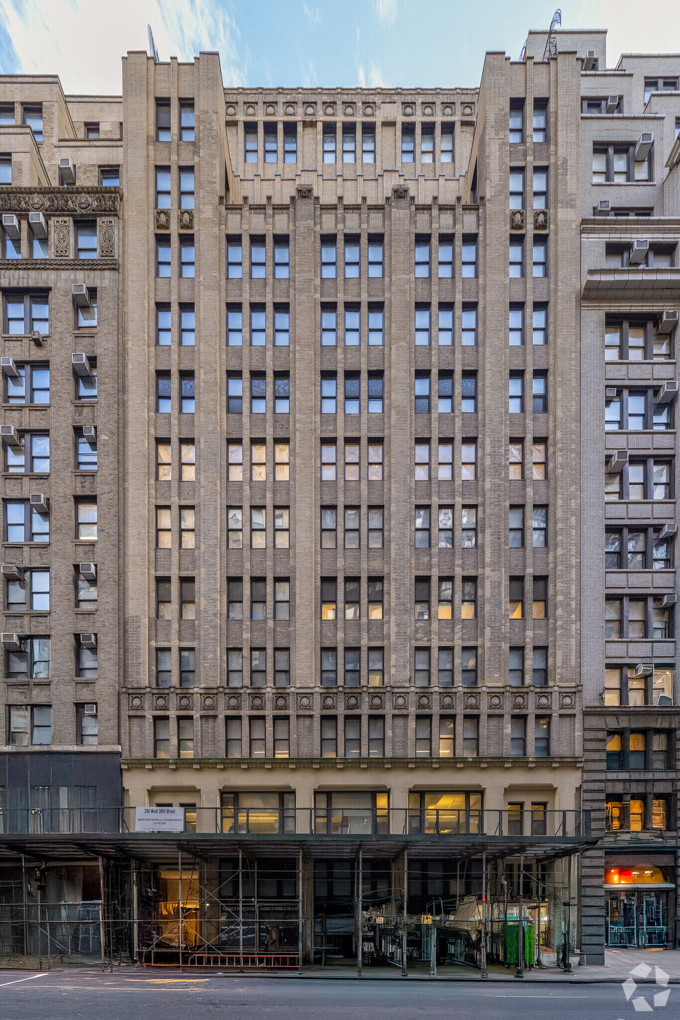 256 W 38th St, New York, NY à louer Photo principale- Image 1 de 11