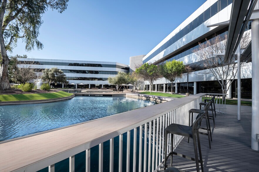 2111 E Highland Ave, Phoenix, AZ à louer - Photo du bâtiment - Image 3 de 11