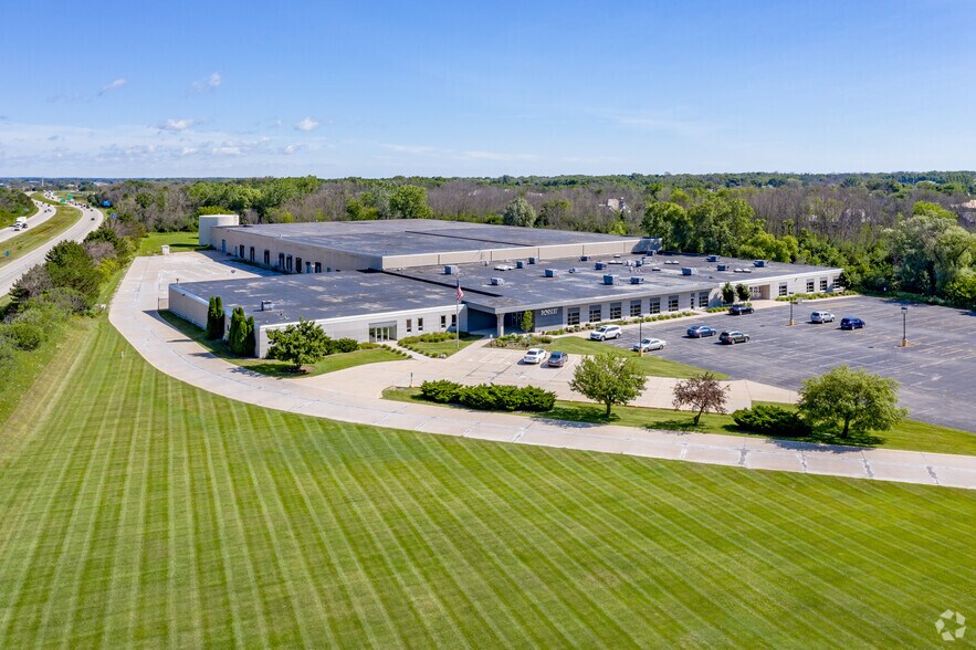 1000 W Donges Bay Rd, Mequon, WI à louer - Photo du bâtiment - Image 2 de 6