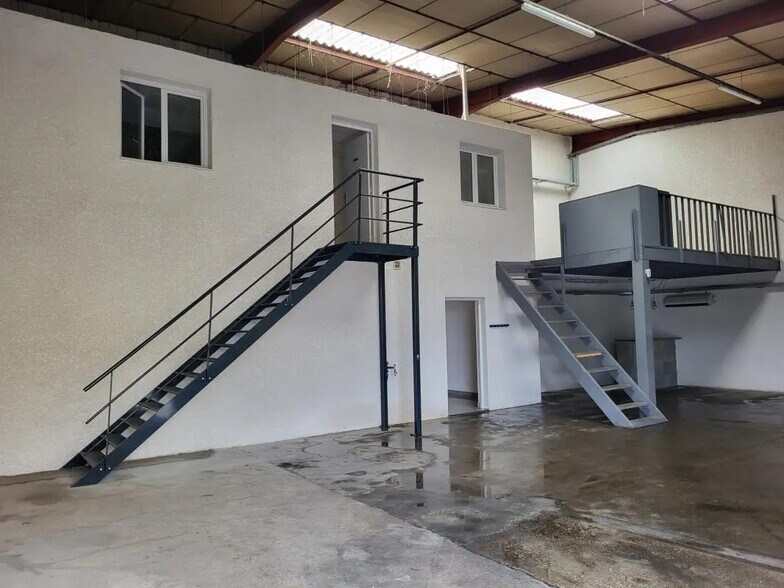 Flex in Décines-Charpieu for lease - Interior Photo - Image 3 of 7