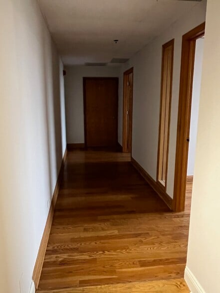 17W300 22nd St, Oakbrook Terrace, IL à louer - Photo intérieure - Image 2 de 21