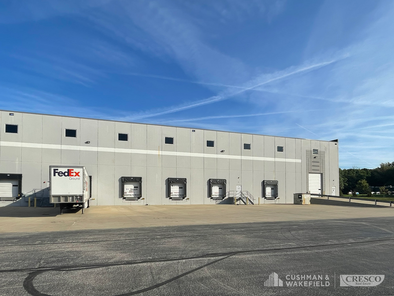 14450-14580 Foltz Pky, Strongsville, OH for lease - Building Photo - Image 2 of 3